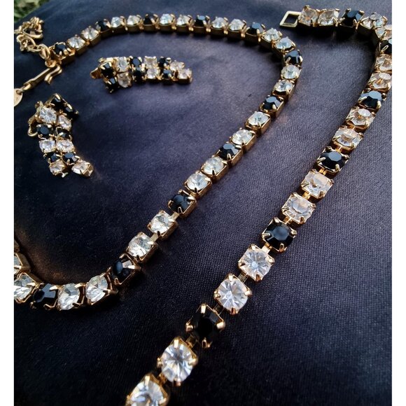 Vintage TRIFARI Signed 1990s Rhinestone Black and Clear Gold Toned Prong Set Nec - Picture 1 of 9